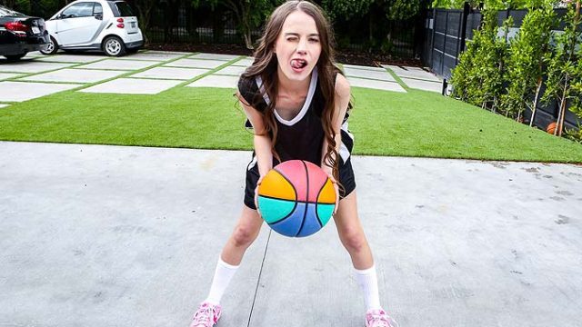 ExxxtraSmall – Sia Wood – Petite Dunk