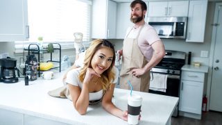 ExxxtraSmall – Mina Luxx – Barista Bang