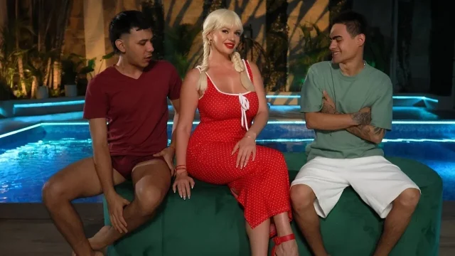 Emily Thorne – Comforting The Sexy Stepmom – SexMex